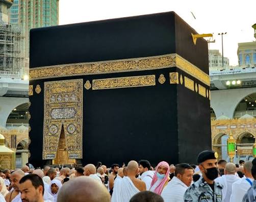 La Kiswah : l’histoire du tissu qui recouvre la Kaaba